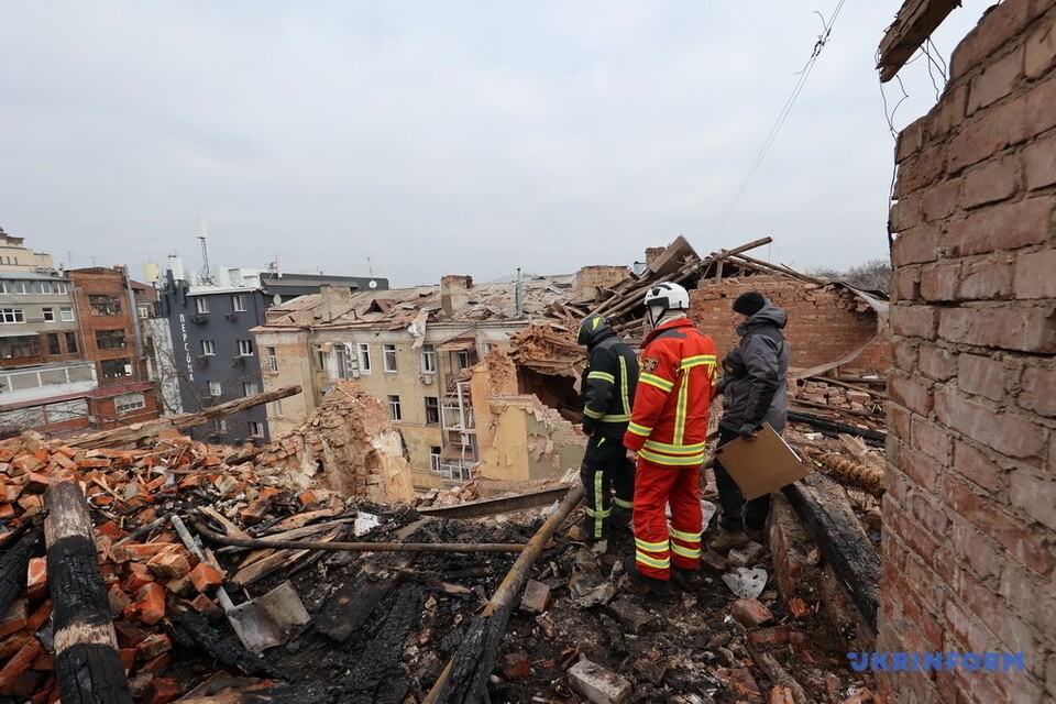 У Харкові демонтують під'їзд житлового будинку, який було зруйновано ворожою ракетою ввечері в неділю, 29 січня.