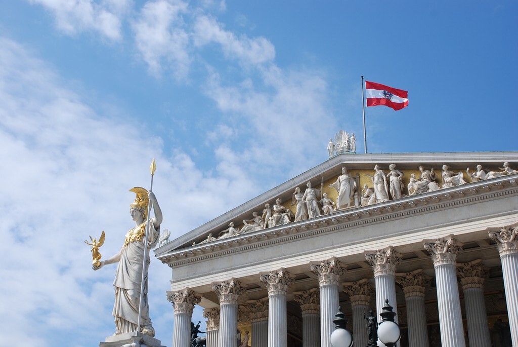 МИД Австрии объявил о решении выдворить с территории страны четырех дипломатов рф. Представители страны-агрессора совершили действия, несовместимые с их дипломатическим статусом.