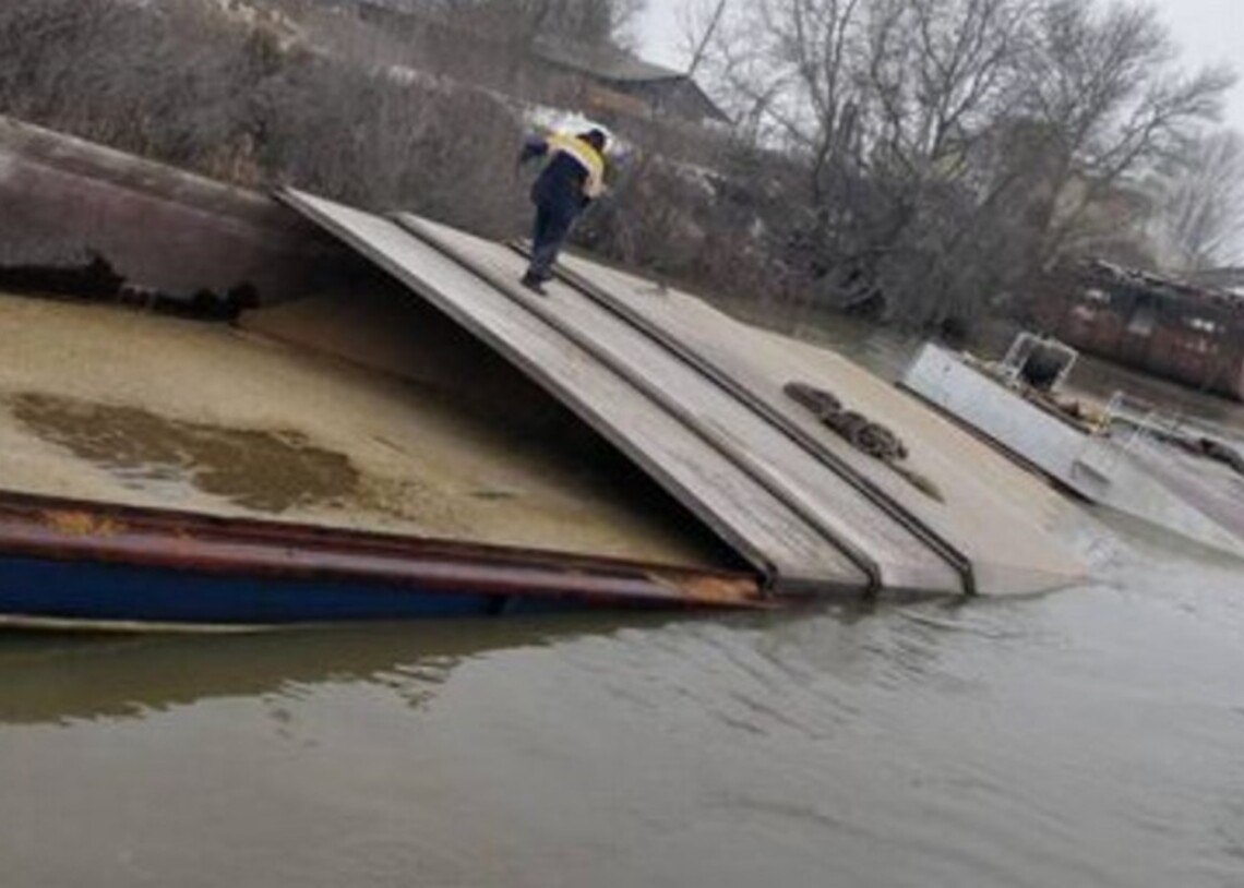 Баржа, на якій було 860 тонн пшениці, затонула вранці 4 лютого в порту міста Рені Одеської області.