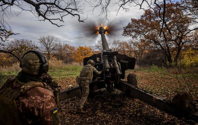 Войска рф пытаются наступать на пяти направлениях на востоке Украины, тем временем бойцы ВСУ поразили вражеский склад боеприпасов.