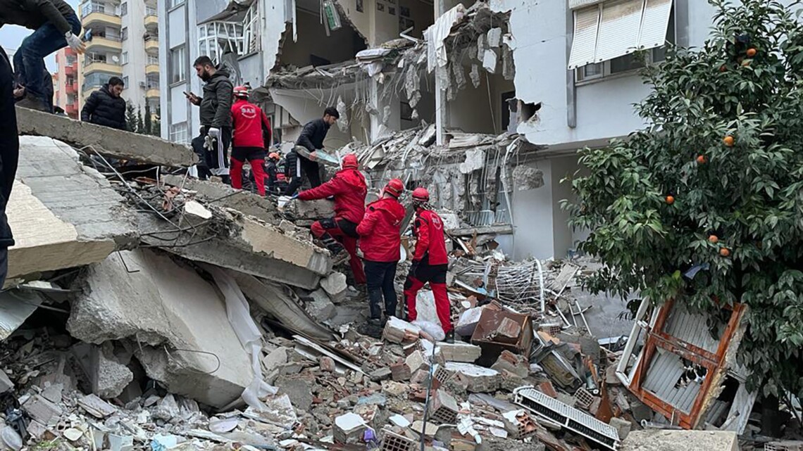 Зеленский сообщил, что Украина готова помочь Турции в преодолении последствий землетрясения. Тем временем количество погибших в Турции и Сирии превысило 500 человек.