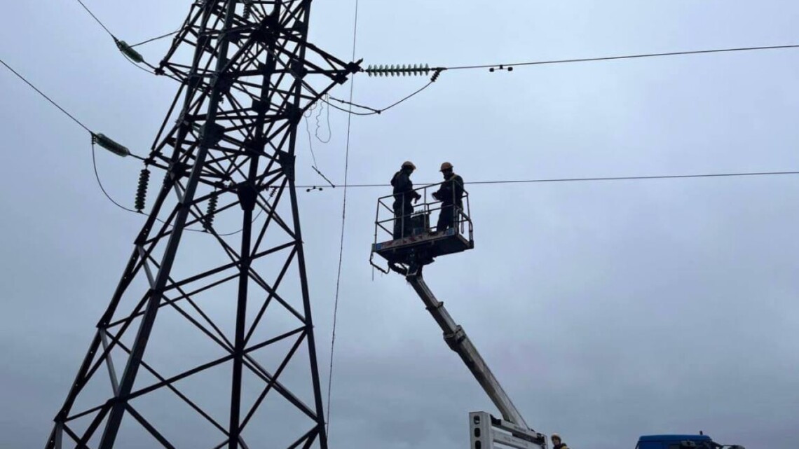 В Одесі ситуація з електроенергетикою поступово покращується після аварії на підстанції.  Ремонтні роботи тривають.