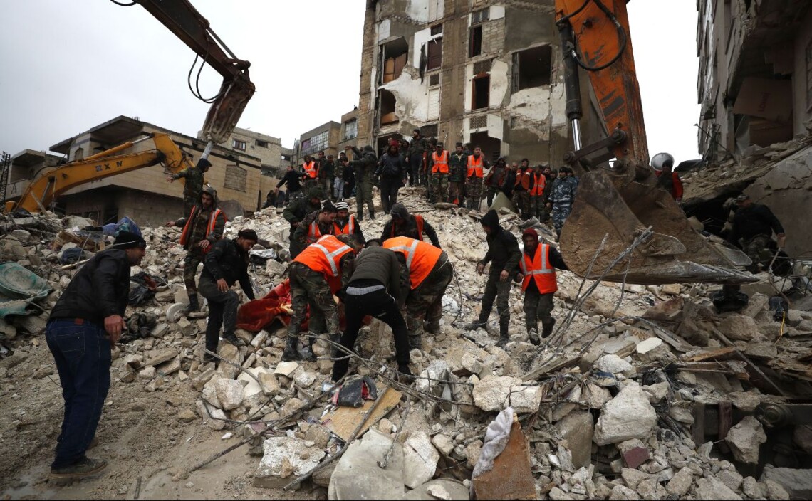 В Турции и Сирии до сих пор разбирают завалы, количество жертв мощного землетрясения постоянно растет.