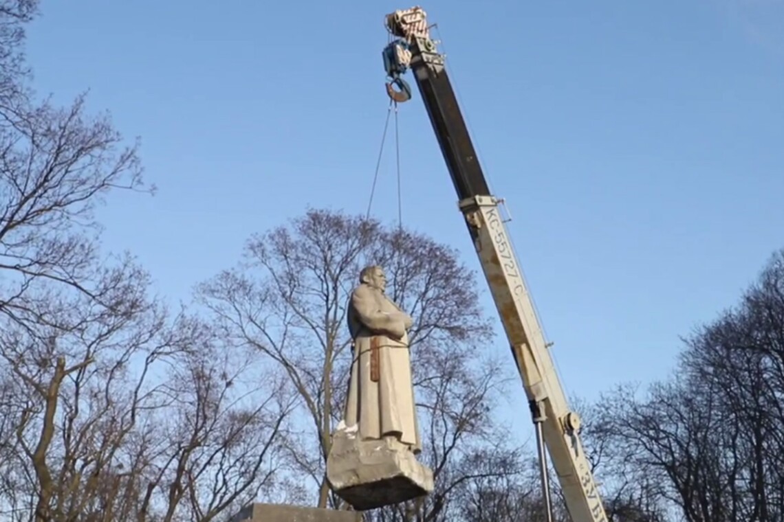 В Киеве в Мариинском парке в четверг, 9 февраля, демонтировали памятник советскому генералу Ватутину.