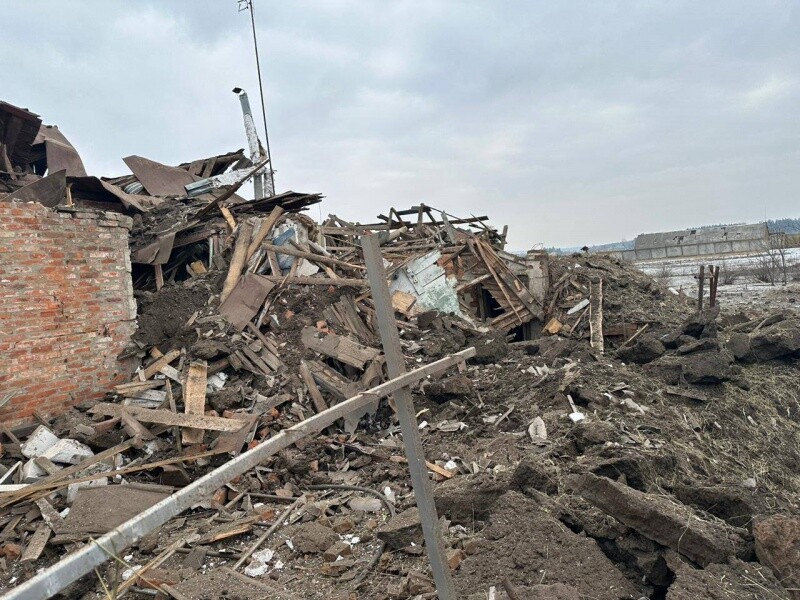 В результате ночных ракетных обстрелов Харькова произошел масштабный пожар, поврежено одно из предприятий.