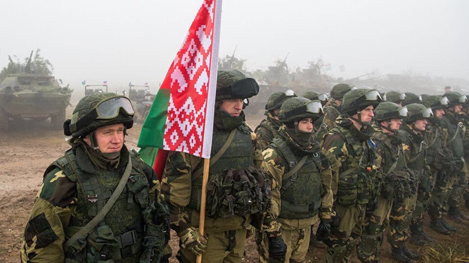 Россия продолжает давить на Беларусь по поводу войны в Украине, однако в ближайшие недели риска открытого вторжения нет.