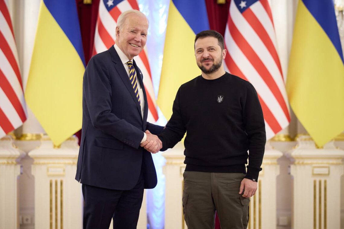Президент США Джо Байден, который сегодня прибыл с визитом в Киев, анонсировал новый крупный пакет военной помощи Украине.