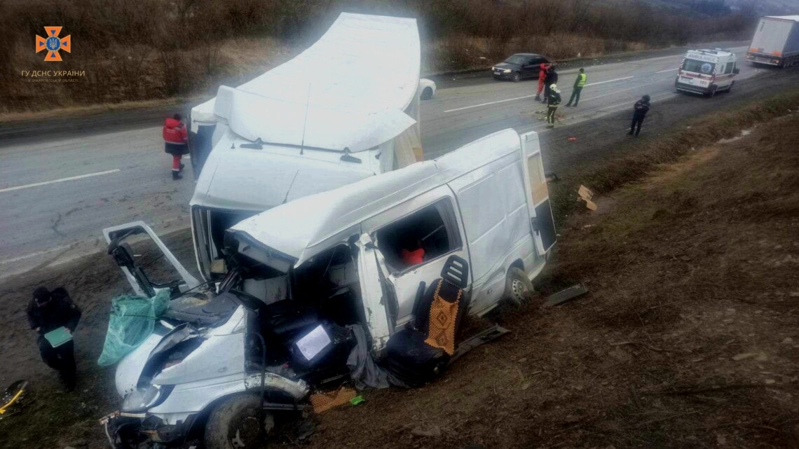 Авария произошла в 11:58 понедельника, 20 февраля, недалеко от села Нижние Ворота на автодороге международного значения Киев – Чоп.
