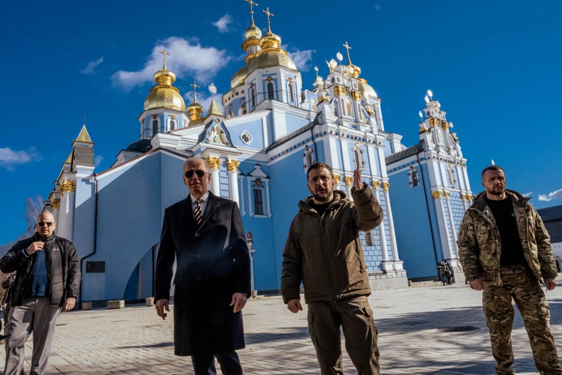 В кремле заявили, что очень внимательно наблюдали за визитом Байдена в Киев, хотя не считают его из ряда вон выходящим событием.