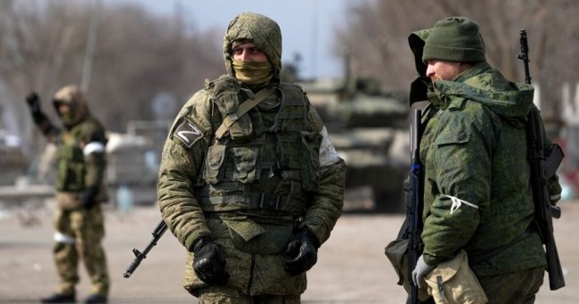 По данным депутата облсовета, россияне продолжают размещать в оккупированных городах свою военную технику и подразделения.