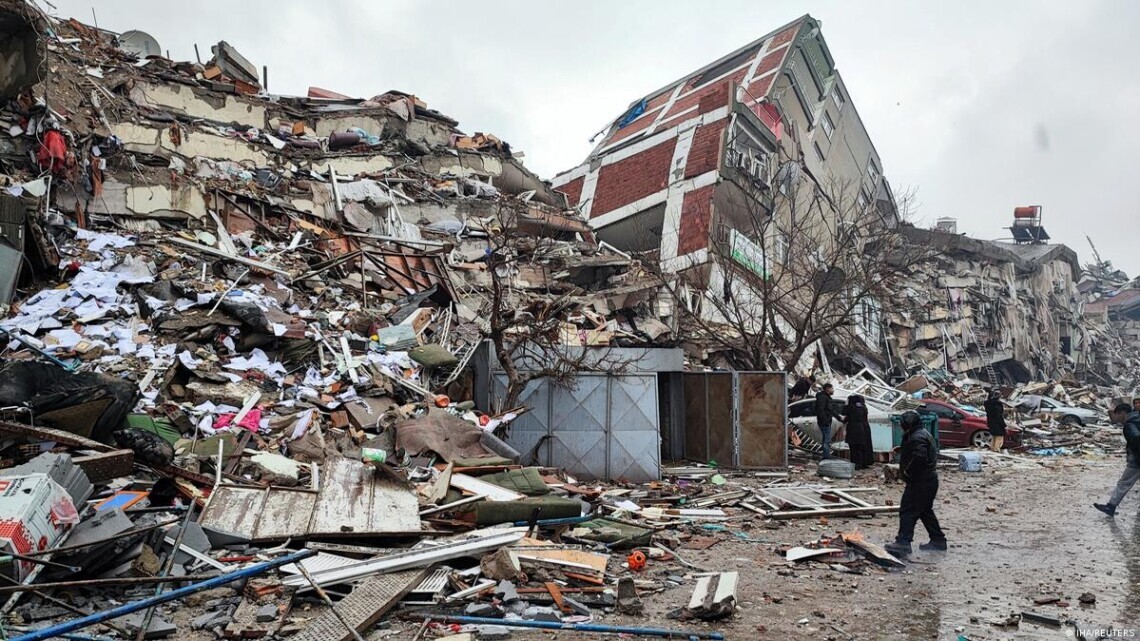 В Турции началось строительство домов для жителей, чьи дома были разрушены после мощных землетрясений.