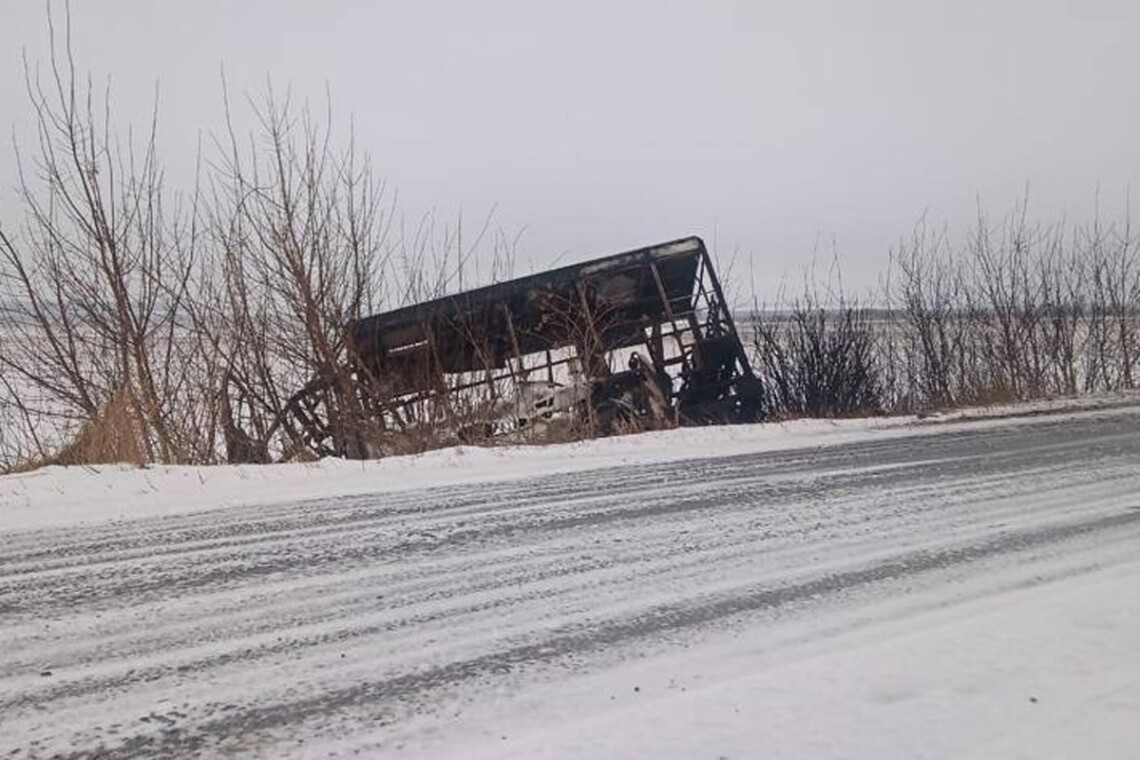 Російські військові прицільно обстріляли рейсовий автобус на Сумщині у річницю вторгнення, 24 лютого.