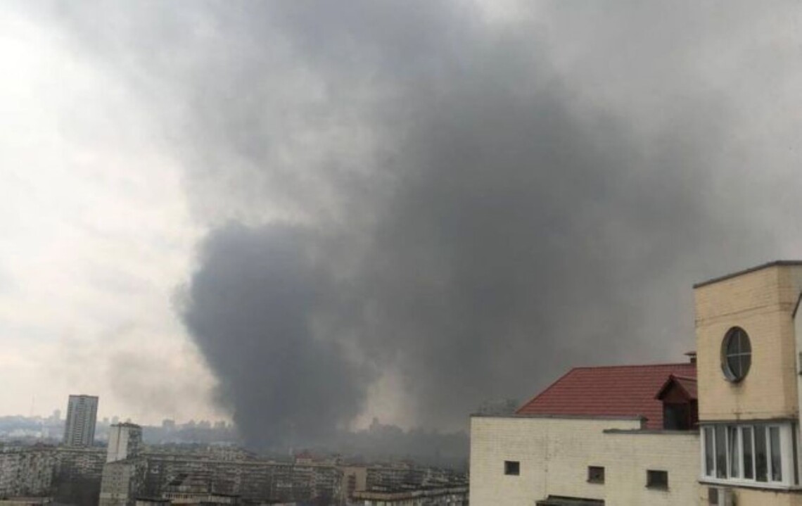 В субботу, 25 февраля, в Киеве произошел пожар на одном из предприятий. На место выехали спасатели.