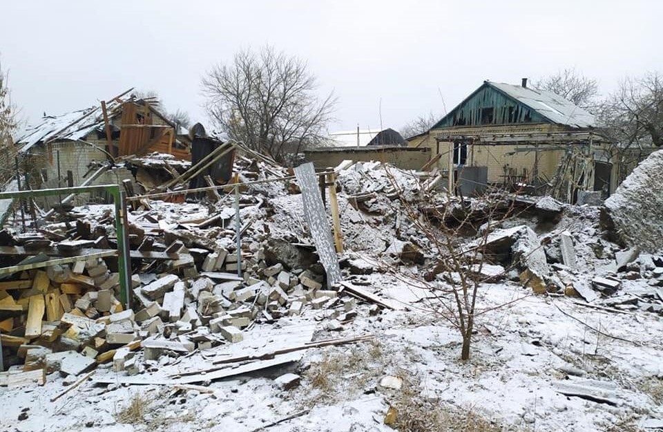 Росіяни продовжують бити по мирних містах та селах Донецької області. Минулої доби від ударів ворога загинули троє людей.