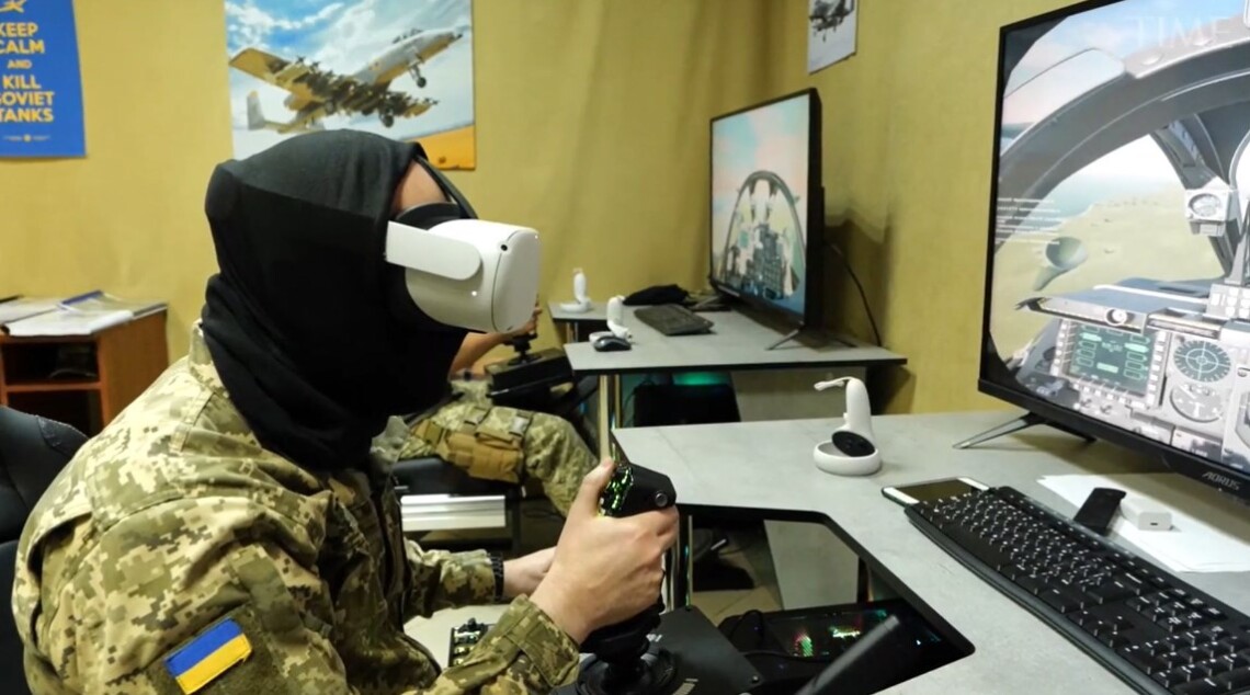 Два украинских пилота проходят обучение на штурмовиках, чтобы оценить и улучшить умение управлять самолетами.