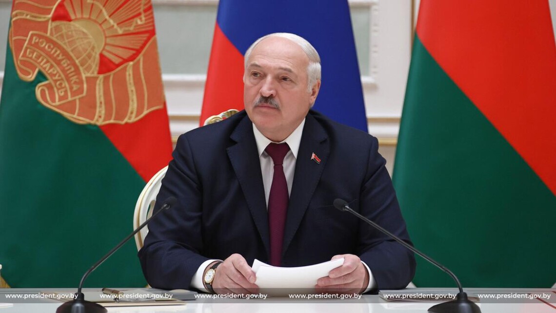 Лукашенко обвинил Украину в атаке на аэродром Мачулищи и назвал президента Владимира Зеленского оскорбительным словом.
