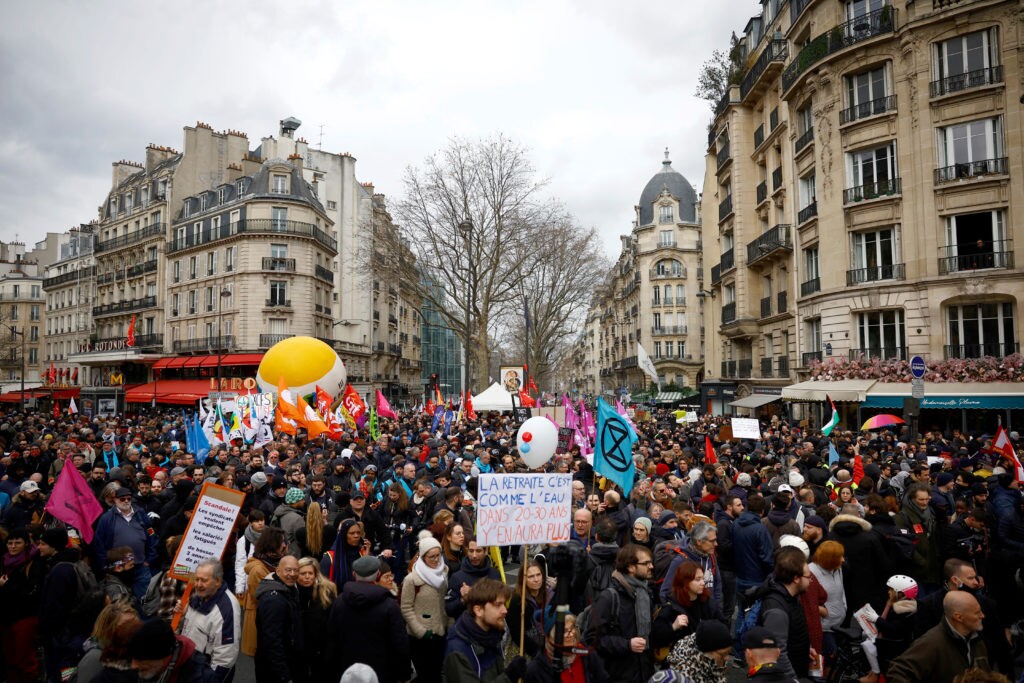 Французы протестуют против проекта пенсионной реформы, в соответствии с которым предполагается повысить пенсионный возраст до 64 лет.