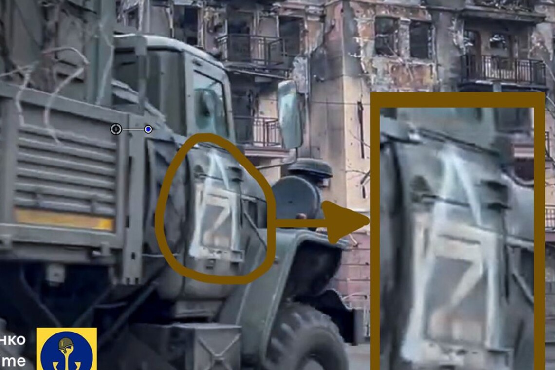 У захопленому Маріуполі російські солдати використовують нові позначки своєї військової техніки – трикутник поверх букви Z.