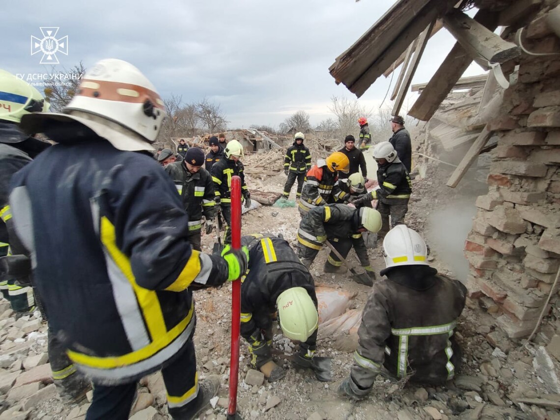 У Золочівському районі ракетою зруйновано два приватні будинки. Кількість загиблих зросла до 5 осіб.