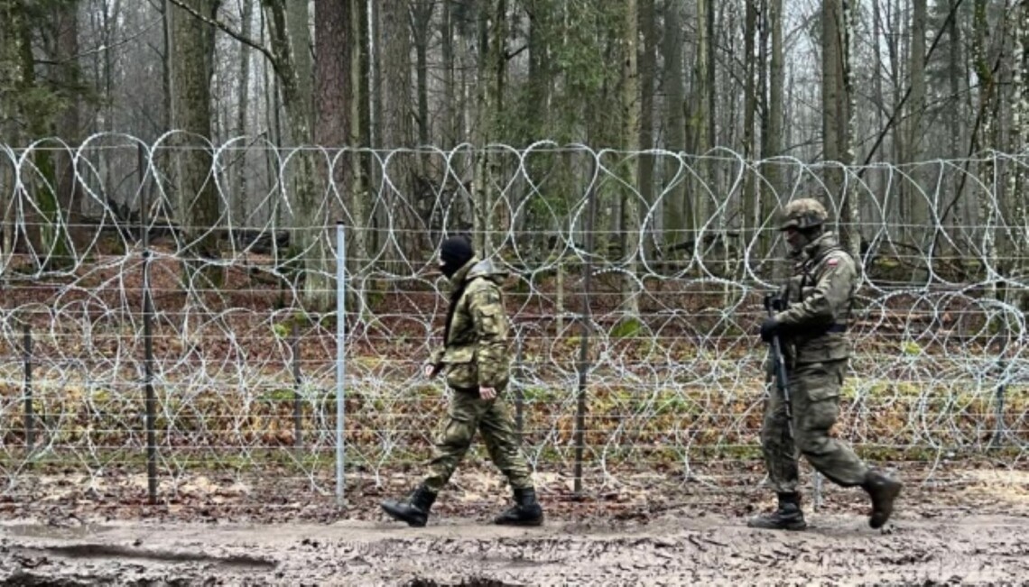 На польско-белорусской границе до сих пор не прекращаются попытки нелегального проникновения мигрантов.