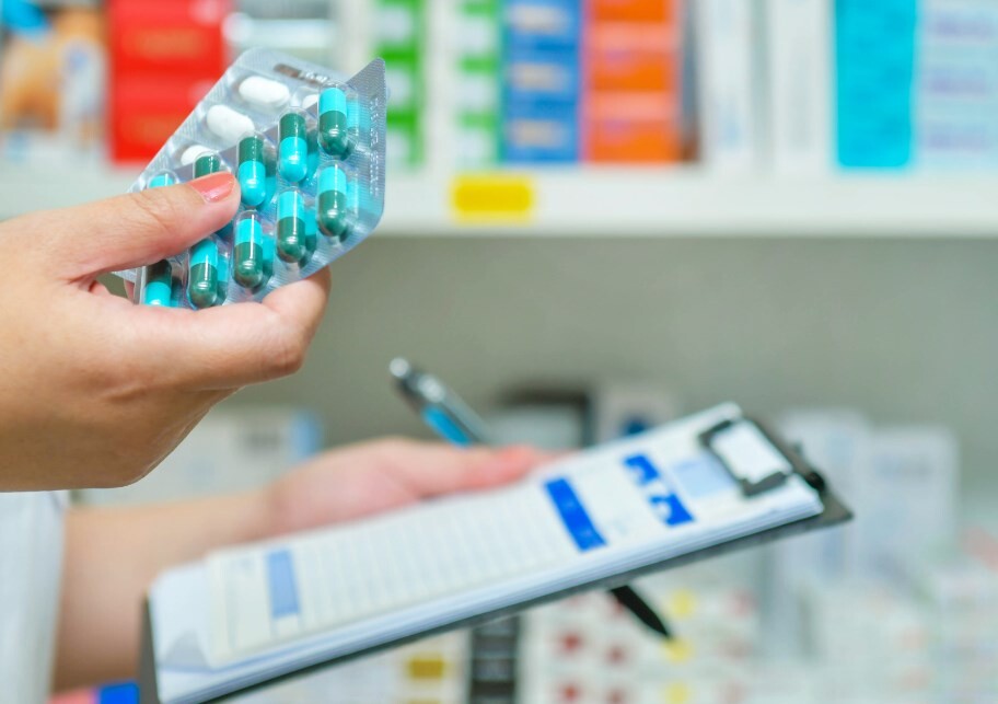 Продавать рецептурные лекарства в Украине будут по электронному рецепту. Услуга будет доступна с апреля 2023 года, сообщили в Минздраве.