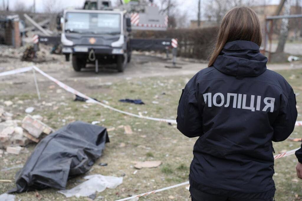 Глава Нацполиции Киевщины добавил, что еще 9 мирных жителей получили травмы и ранения, среди пострадавших есть ребенок.