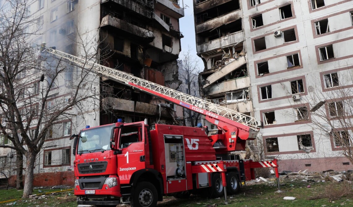 В ходе операции спасателям удалось вытащить из-под завалов 6 человек. Кроме того, сотрудники ГСЧС ликвидировали пожар в двух многоэтажках, которые подверглись атаке.
