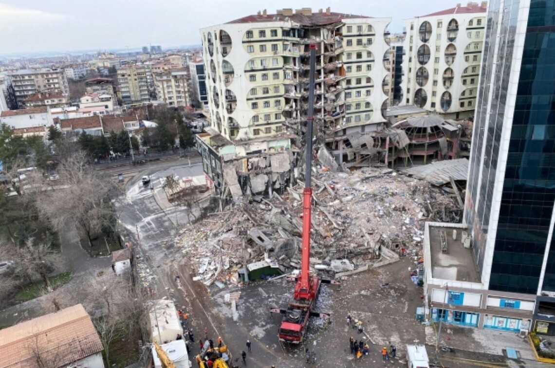В одинадцяти провінціях півдня та південного сходу Туреччини планується збудувати 46 300 житлових будівель. Таку кількість житла збудують за рік.