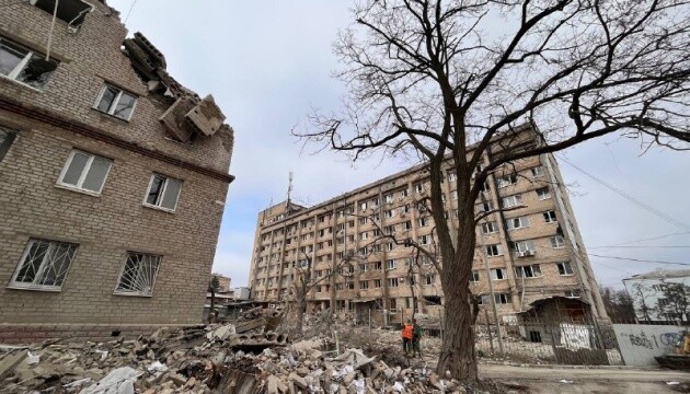 Российские оккупанты в ночь на 25 марта ударили ракетами по центру и промзоне Краматорска Донецкой области.