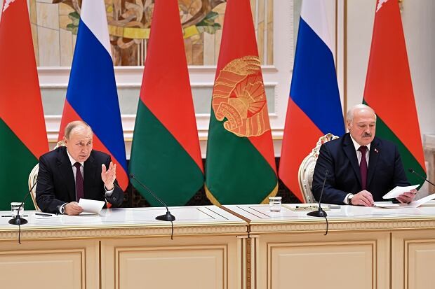 Москва и Минск договорились разместить тактическое ядерное оружие на территории Беларуси. Это происходит якобы по просьбе самопровозглашенного президента Александра Лукашенко.