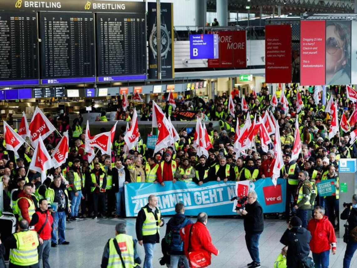 В Германии с требованием повышения зарплаты будут бастовать работники аэропортов, местного общественного транспорта, портов, железных дорог и автобусных компаний.