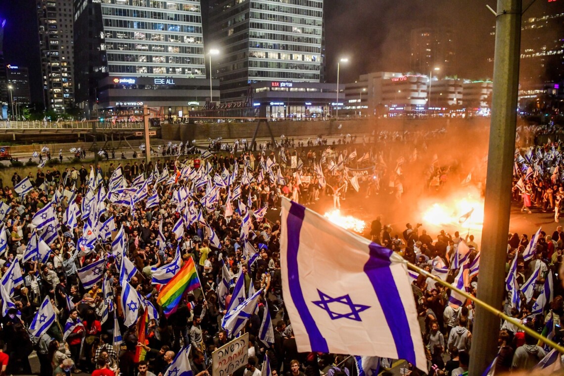 Президент Ізраїлю закликав парламент та уряд зупинити процес ухвалення судової реформи, яка викликала масові протести в країні.