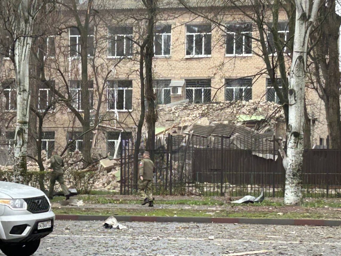 В окупованому Мелітополі вранці пролунало кілька вибухів. Зокрема, пошкоджено будівлю, в якій розміщувалися російські силовики.