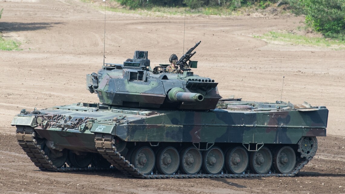 В пакет военной помощи вошли все 18 танков, которые немецкое правительство обещало передать Украине. Кроме этого, по информации журналистов, Германия поставила 40 гусеничных БМП Marder.