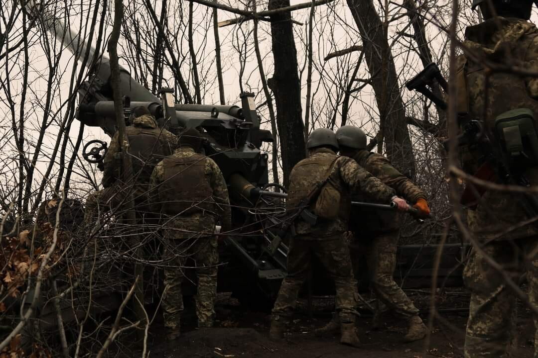 Противник продолжает сосредотачивать основные усилия на ведении наступательных действий на четырех направлениях на востоке Украины. Самые ожесточенные бои идут за Бахмут, Авдеевку и Марьинку.