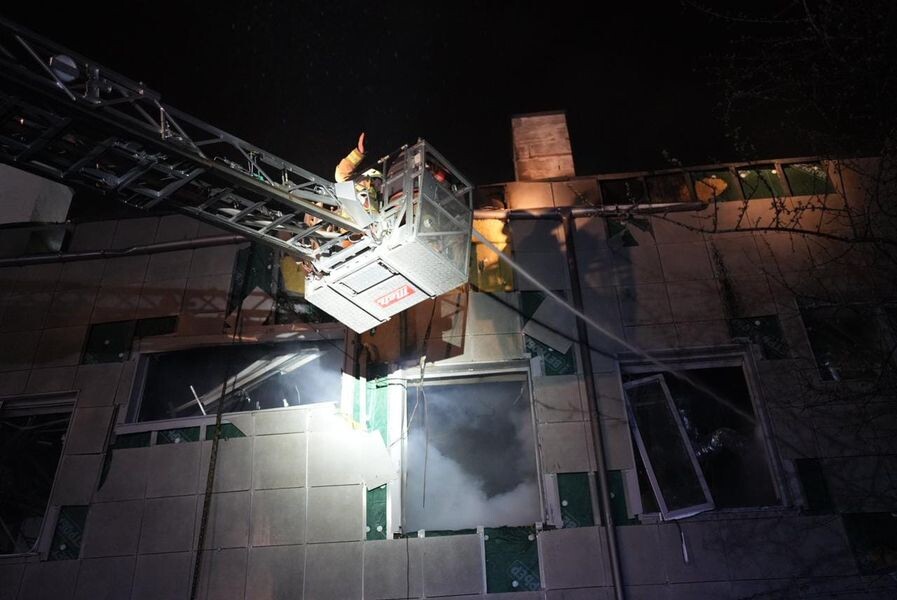 У Святошинському районі внаслідок падіння уламків дрону у триповерховій адміністративній будівлі сталася руйнація будівельних конструкцій.