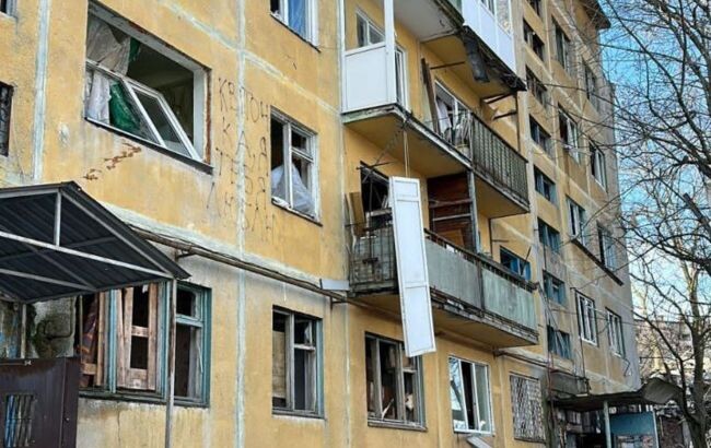 Росіяни обстріляли центральну частину міста сьогодні вранці. Численних пошкоджень зазнали багатоповерхівки та приватні житлові будинки.
