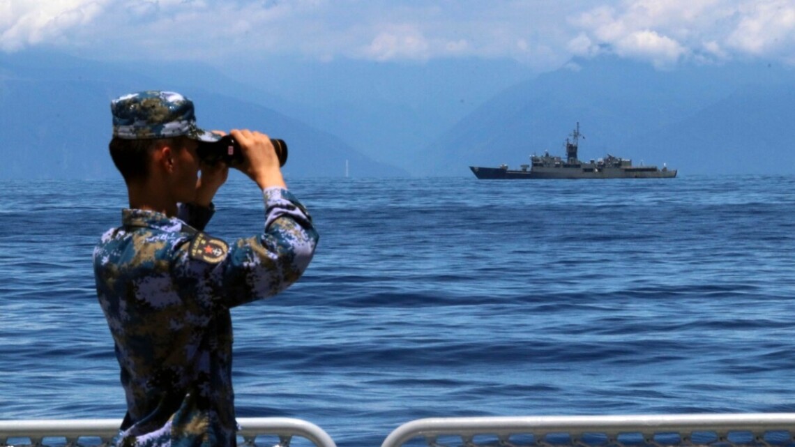 42 китайських винищувачі ненадовго перетнули чутливу середню лінію Тайванської протоки. Також було помічено 8 китайських кораблів.