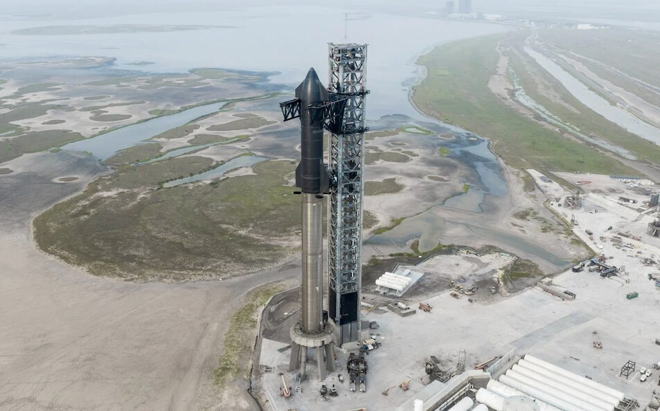 Готується перший запуск надважкої ракети Starship, яку розробляють для пілотованих місій на Місяць та Марс. Про це заявив засновник компанії SpaceX Ілон Маск.
