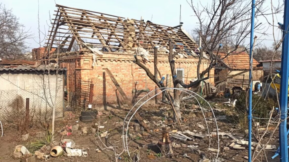 Удары были нанесены из вражеских истребителей Су-35. Разрушениям подверглись частные дома и здание Детско-юношеской спортивной школы.
