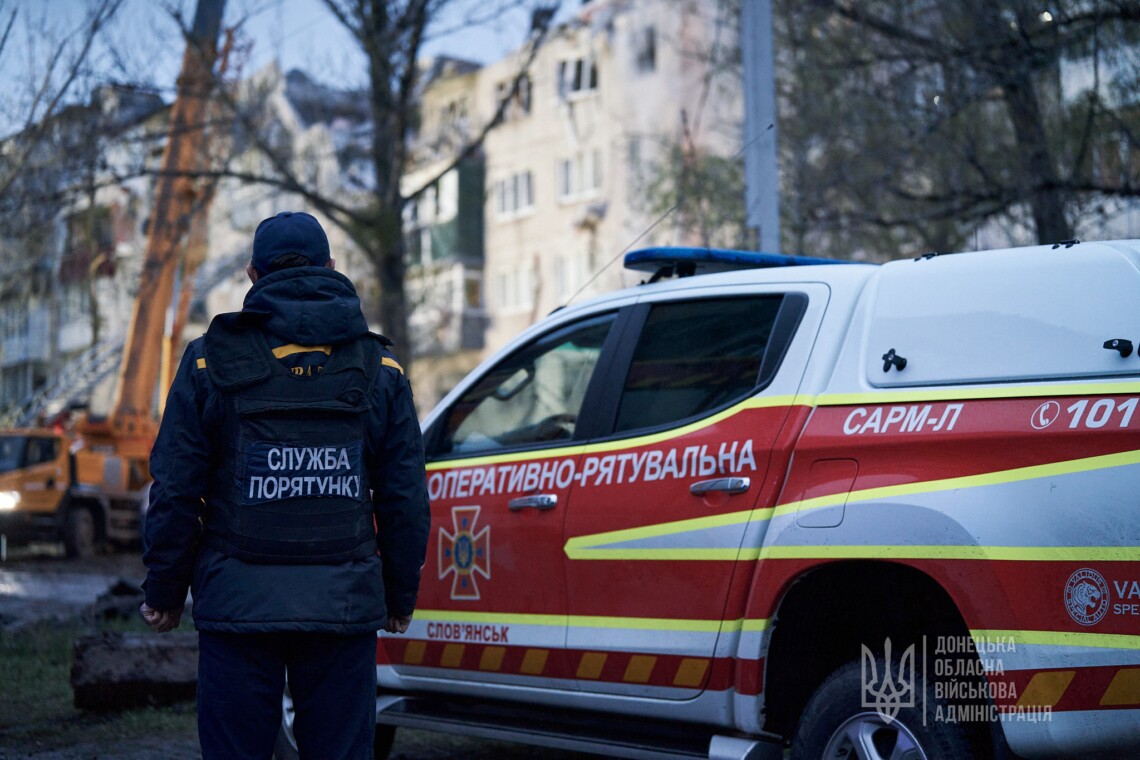 Дві людини врятовані, тіла ще шести підняті з-під завалів зруйнованої рашистами п'ятиповерхівки у Слов'янську.