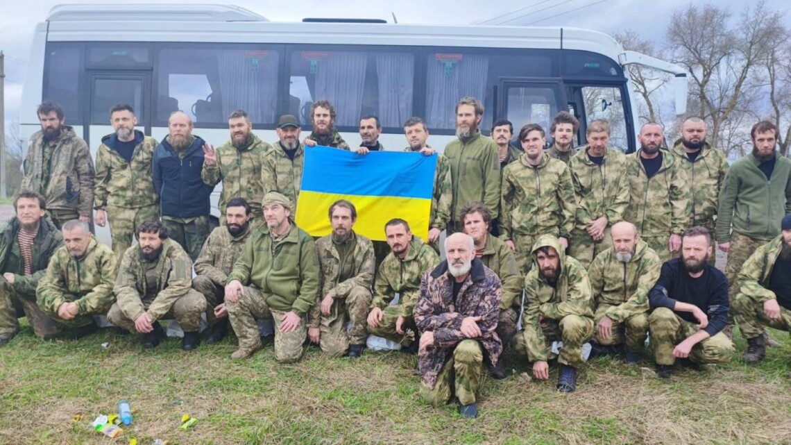 Украина и россия провели Пасхальный обмен пленными. Домой вернулись 130 украинских защитников.