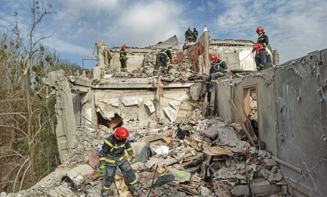 Из-под завалов за двое суток вытащили 15 человек. Пятерых гражданских, в том числе 14-летнюю девочку, удалось спасти. При этом 10 человек (среди них двухлетний мальчик) погибли.
