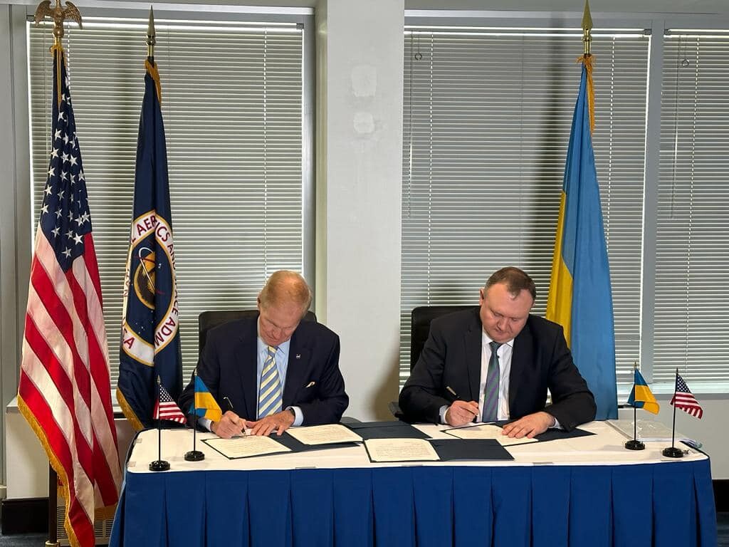 NASA та Державне космічне агентство України підписали спільну заяву, спрямовану на співпрацю сторін у сферах мирного космосу, зв'язку та навігації.