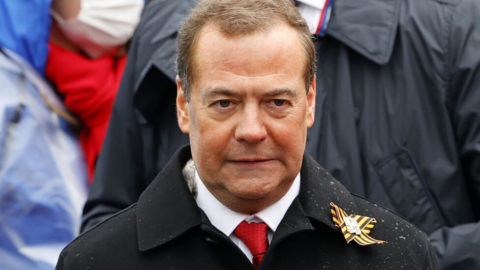 Медведев однозначно обвиняет в атаке дронов украинские власти, заявив, что Зеленский не нужен даже для подписания акта безоговорочной капитуляции.