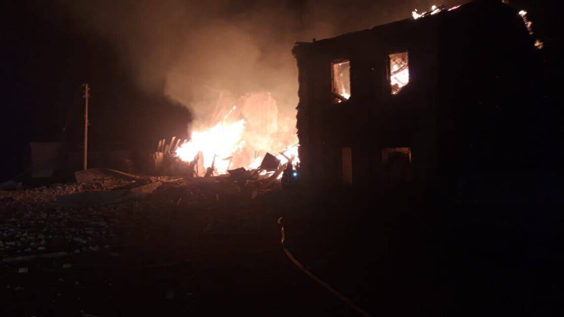 По данным Синегубова, в результате атаки повреждения получили объект гражданской промышленности и по меньшей мере 5 частных жилых домов.