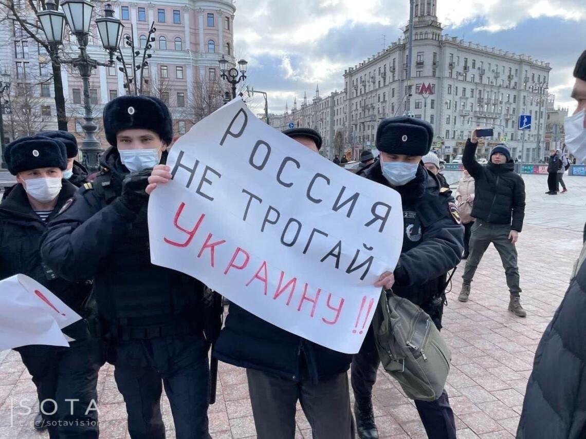Російська поліція намагалась затримати чоловіка, який вийшов на вулицю в Москві з прапором України.