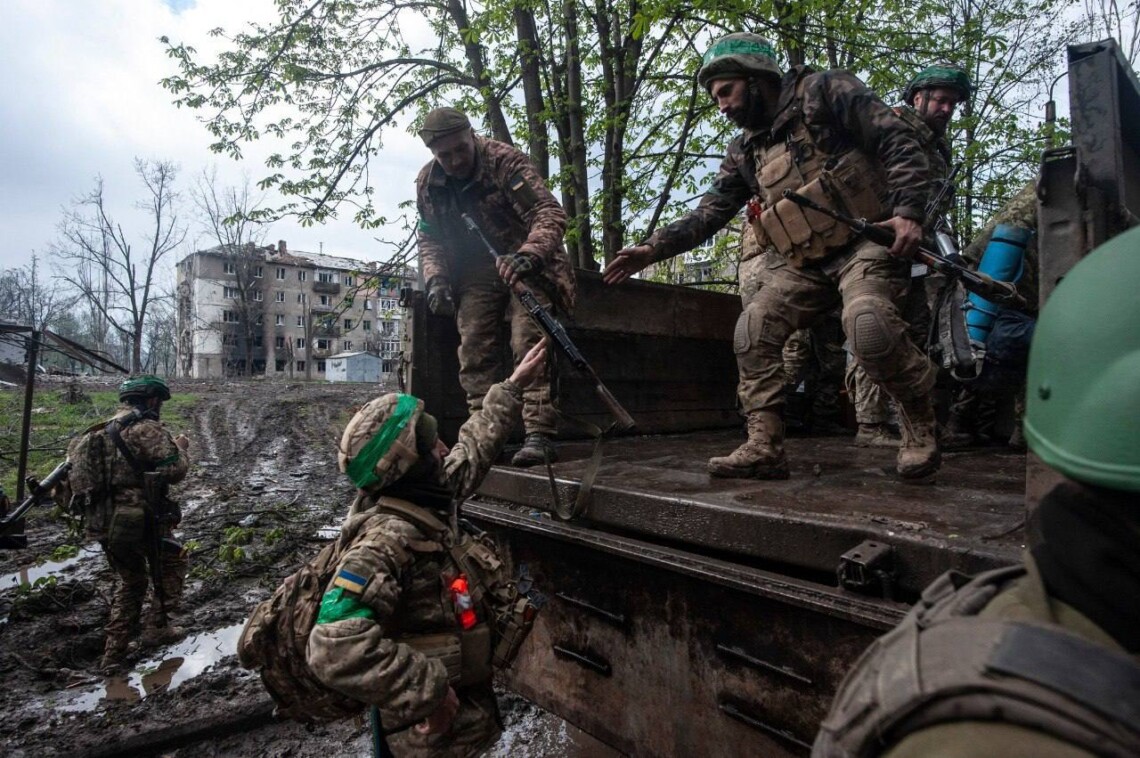 За словами генерала, дії українських військ виснажили сили вагнерівців на цьому напрямі, що змусило окупантів замінити бойовиків гірше підготовленими підрозділами регулярних військ рф.