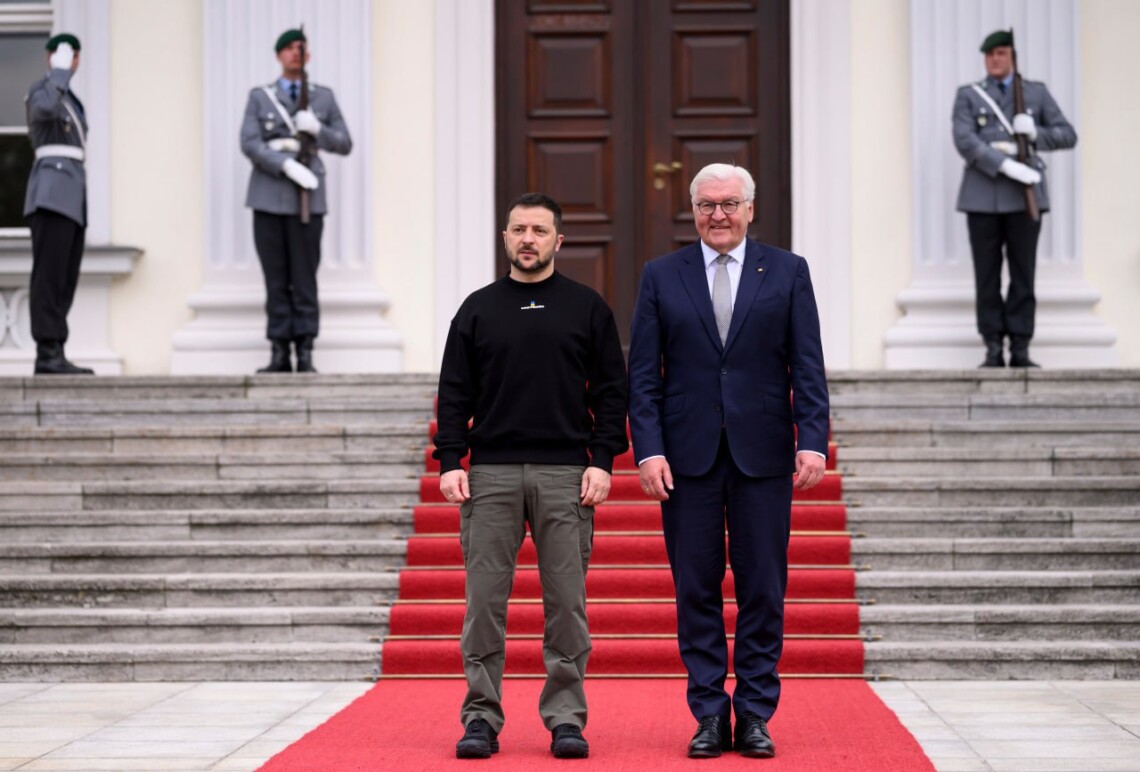Зеленський вранці прибув до палацу Бельвю, офіційної резиденції глави Німеччини. Президент України особисто подякував Штайнмаєру за підтримку.