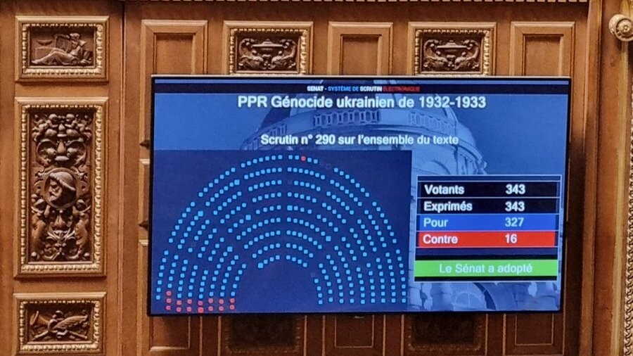 Рішення підтримали 327 із 343 французьких сенаторів. Ще 16 – висловилися проти. Зеленський подякував усім сенаторам, які ініціювали та підтримали резолюцію.